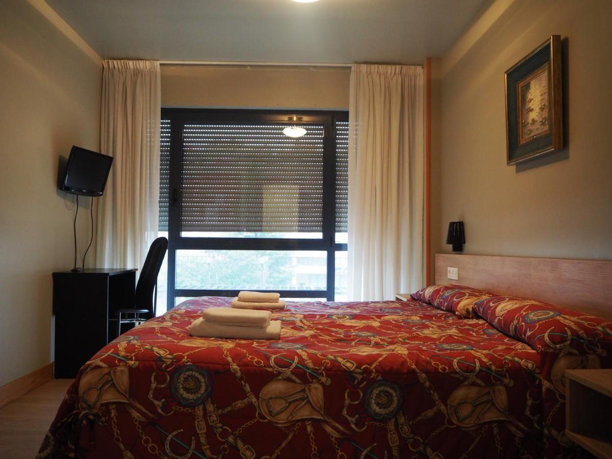 Hostal Acella Pamplona Exterior foto A room at the hotel