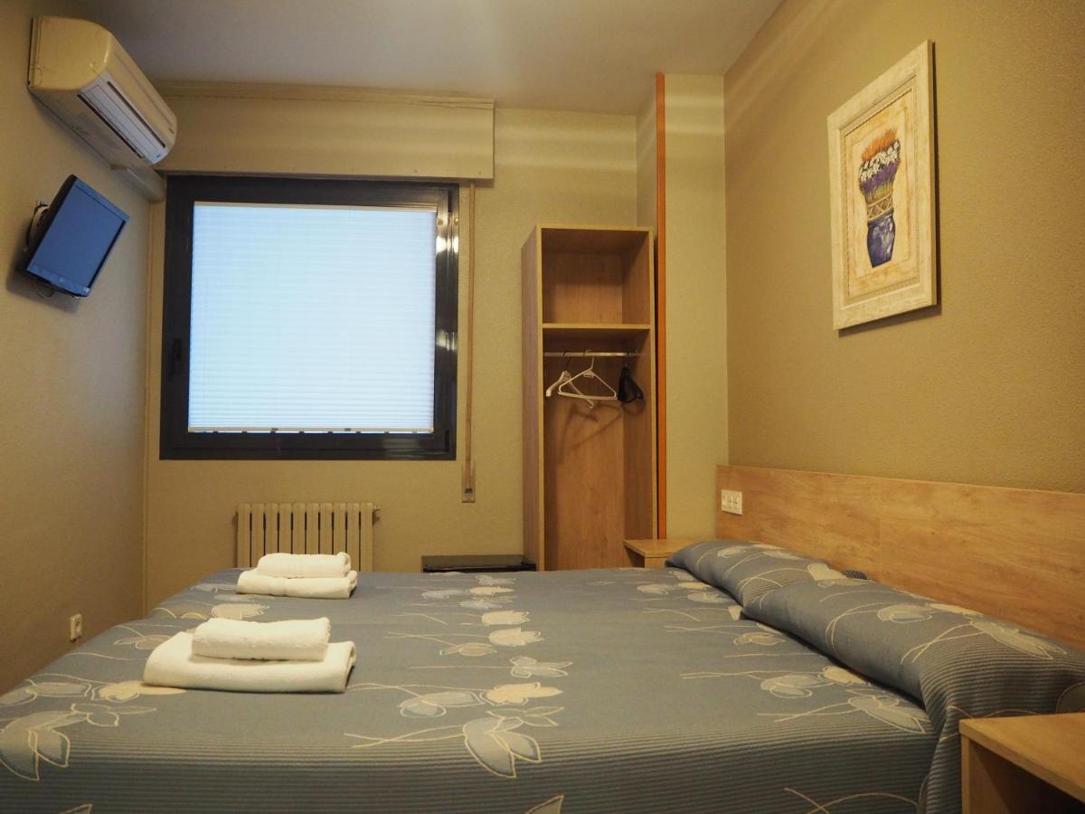 Hostal Acella Pamplona Exterior foto A room at the hotel