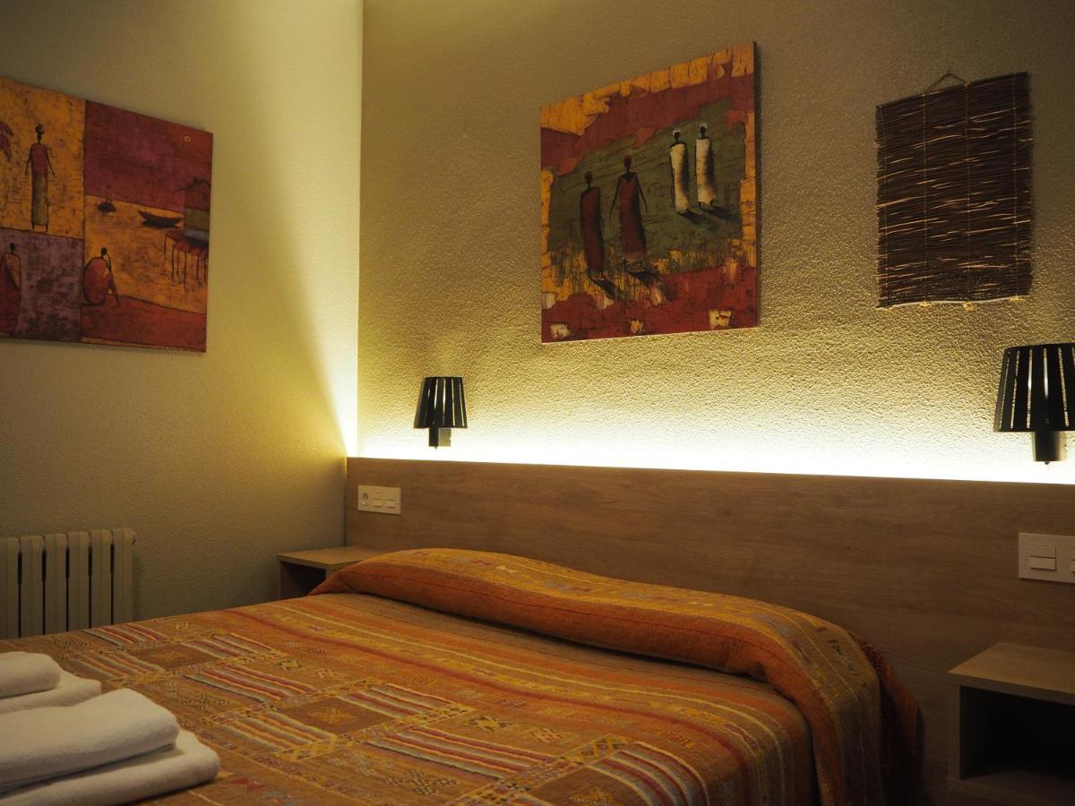 Hostal Acella Pamplona Exterior foto A room at the hotel