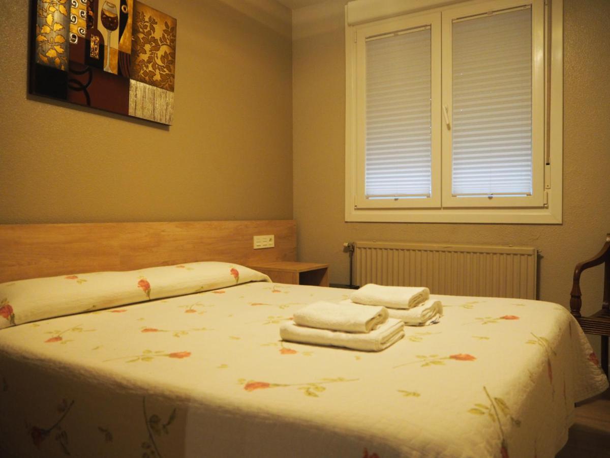 Hostal Acella Pamplona Exterior foto A guest room at the hotel