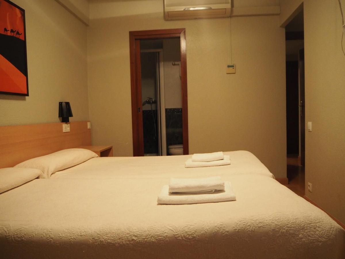 Hostal Acella Pamplona Exterior foto A room at the hotel