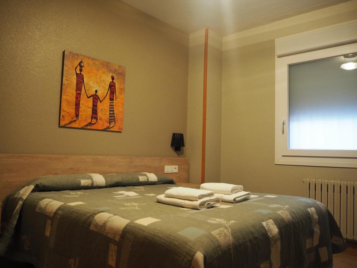 Hostal Acella Pamplona Exterior foto A bedroom in a hotel