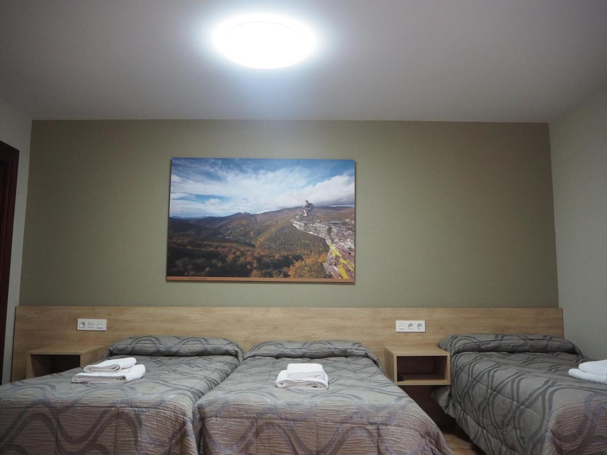 Hostal Acella Pamplona Exterior foto A room at the hotel