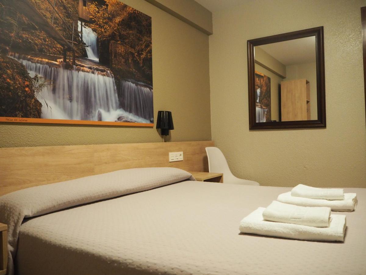 Hostal Acella Pamplona Exterior foto A room at the hotel