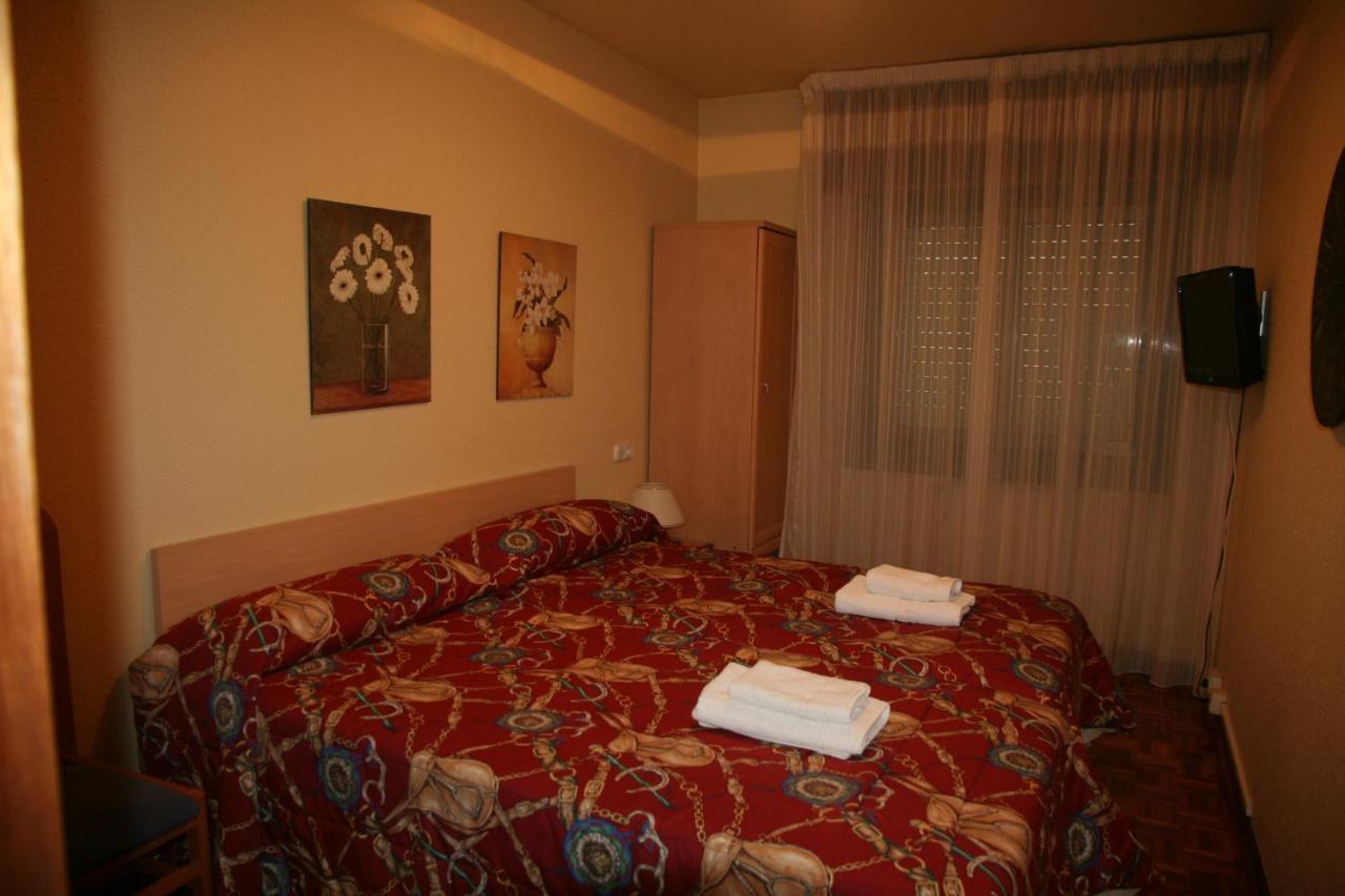 Hostal Acella Pamplona Zimmer foto A typical room at the hotel