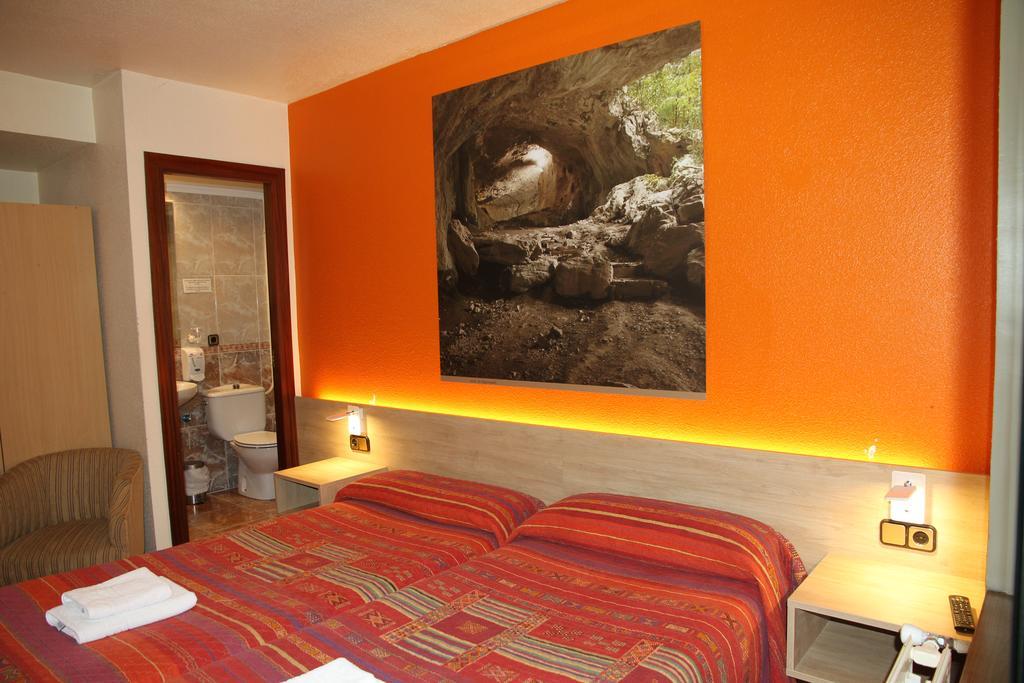 Hostal Acella Pamplona Exterior foto A room at the hotel