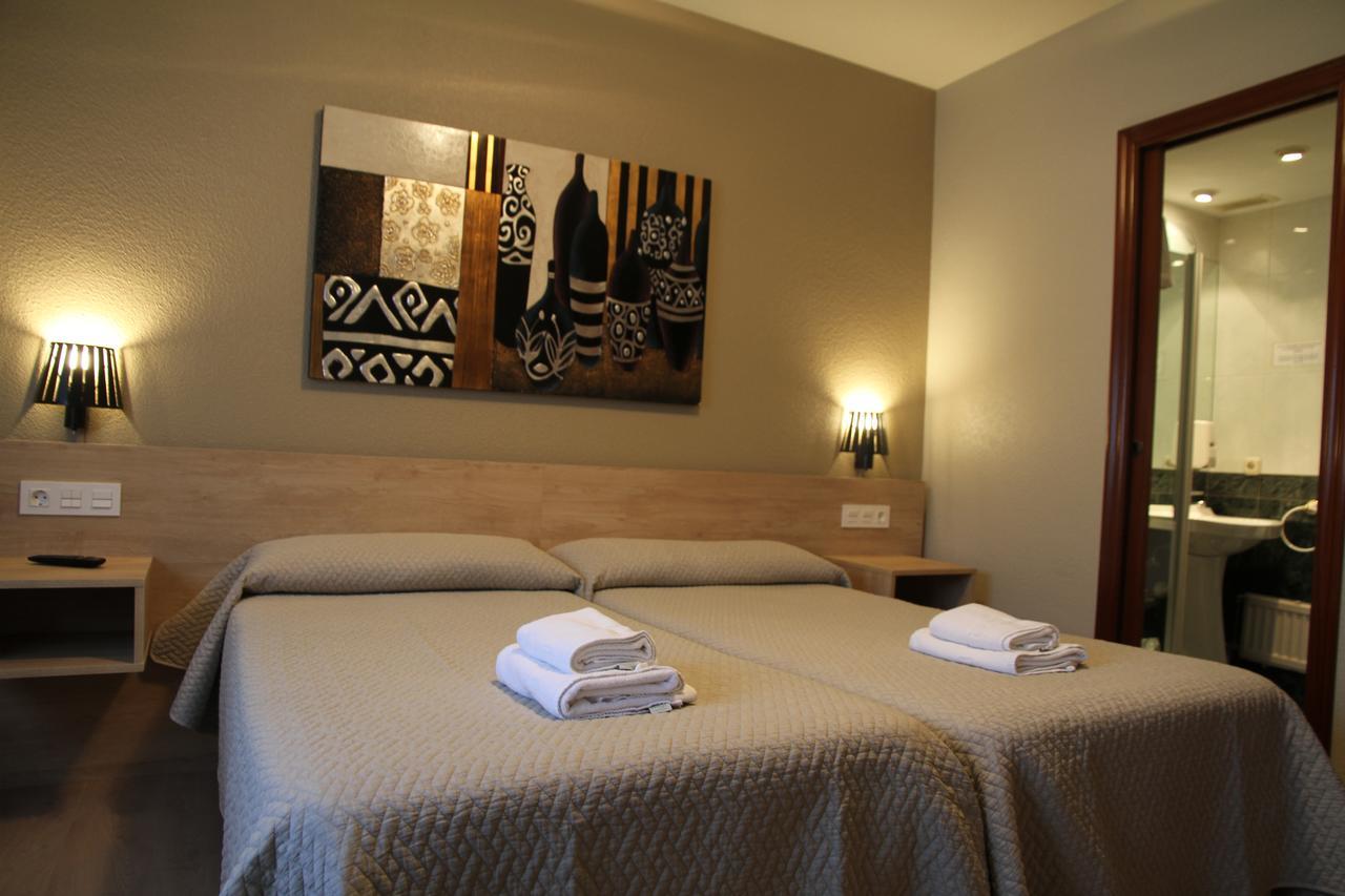 Hostal Acella Pamplona Exterior foto A room at the hotel