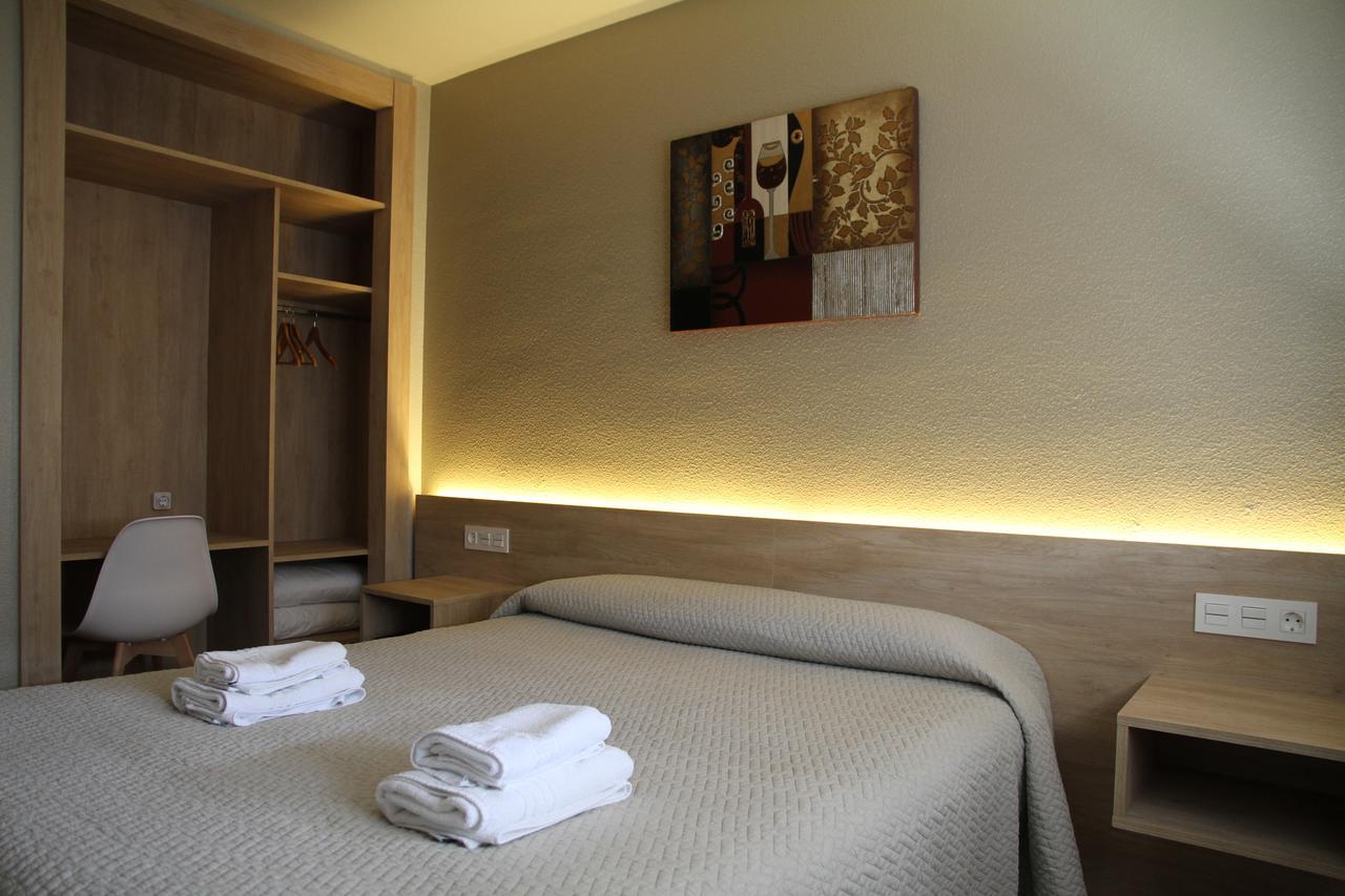 Hostal Acella Pamplona Exterior foto A room at the hotel